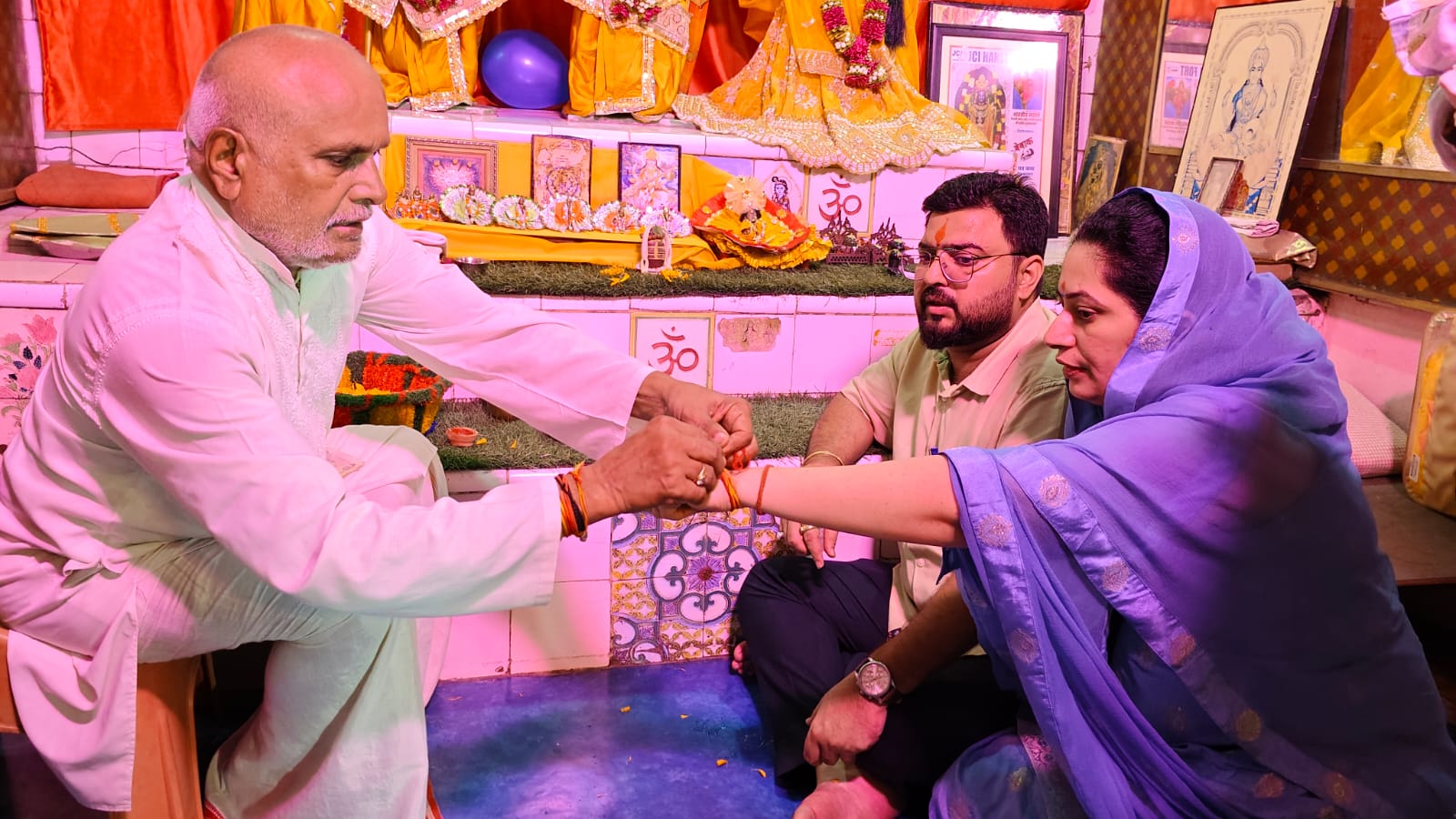 There was a commotion in the whole of Brij, everyone came towards Nand Bhawan, Kanha was born; Shri Krishna Janmashtami festival was celebrated in the temple Shri Laxman Chautara.